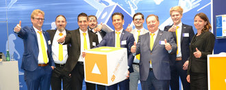 Teambild zum Thema Karriere vor dem Messestand von translogica